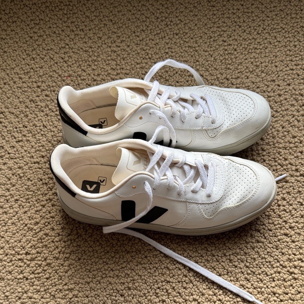 Veja White Leather Women’s Sneakers with Black V Logo